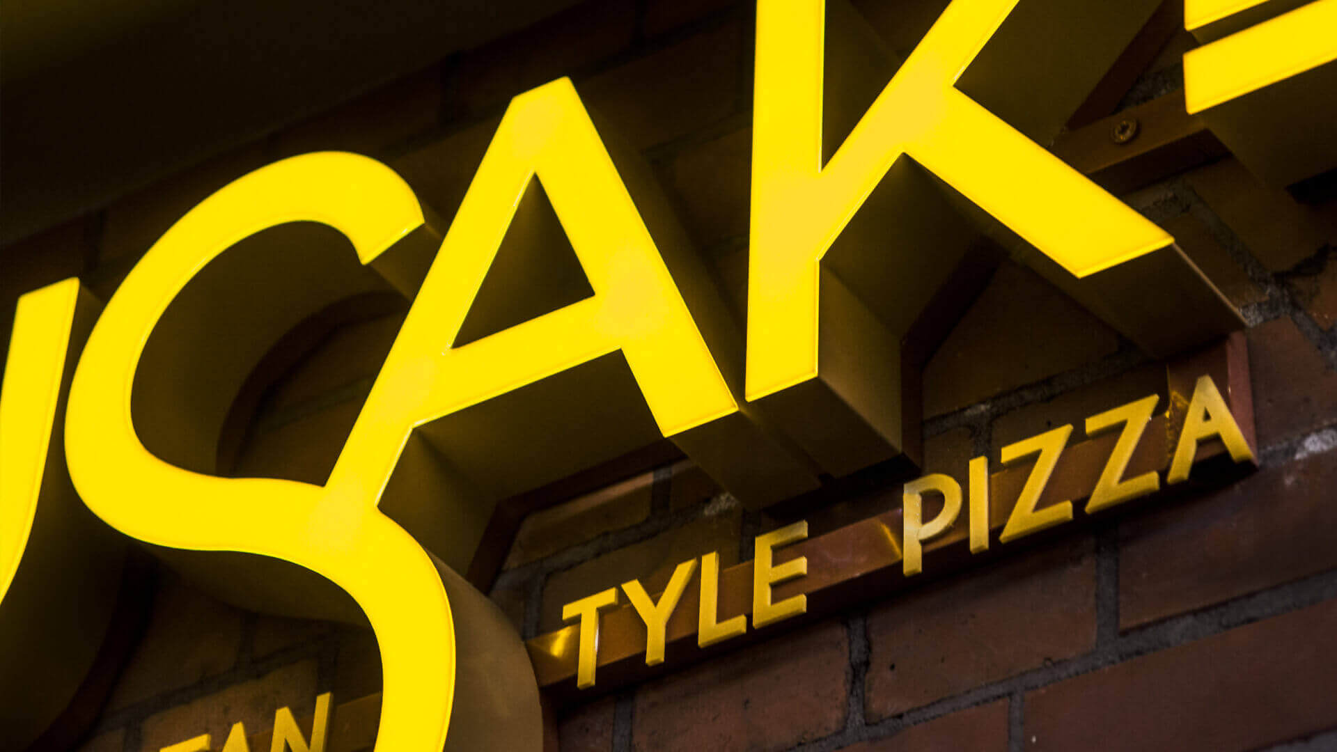 husak pizzeria - husak-pizzeria-zlote-letters-spatial-illuminated-tile-letters-on-the-wall-with-cegel-over-the-entry-over-the-surface-sign-mounted-to-the-wall-grunwaldzka-gdansk (14)
